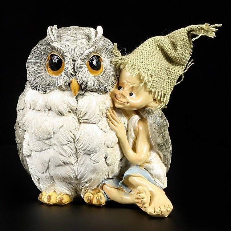 Pixie Kobold Figur mit Mütze Kuschelt mit Eule Troll