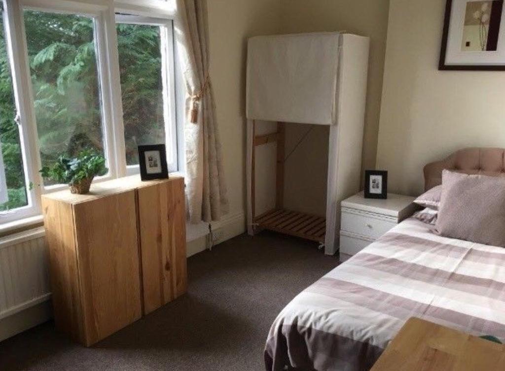 Bedsit Studio Flat Room to Rent in Blackwater/Camberley GU17 Self