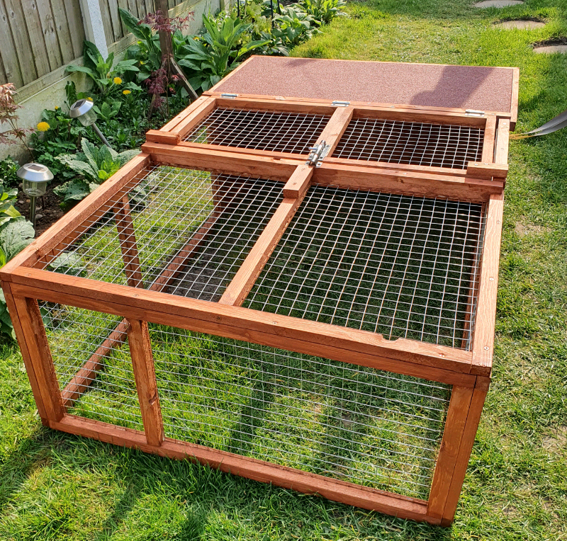 NEW 5FT X 3FT OUTDOOR RABBIT/GUINEA PIG RUN NEW in Basford