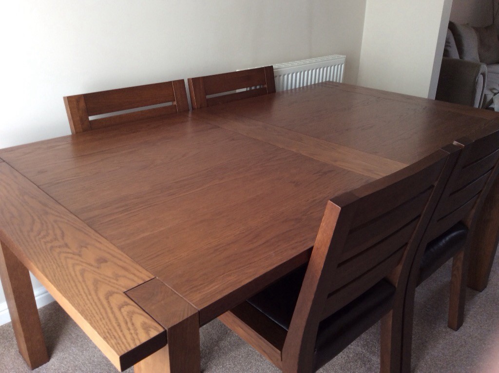 Marks & Spencer ‘Sonoma’ extending dining table & 4 chairs in Marton