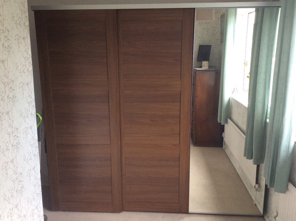 3 Sliding Doors Wardrobe In Chesnut And Mirror Finish In Sale