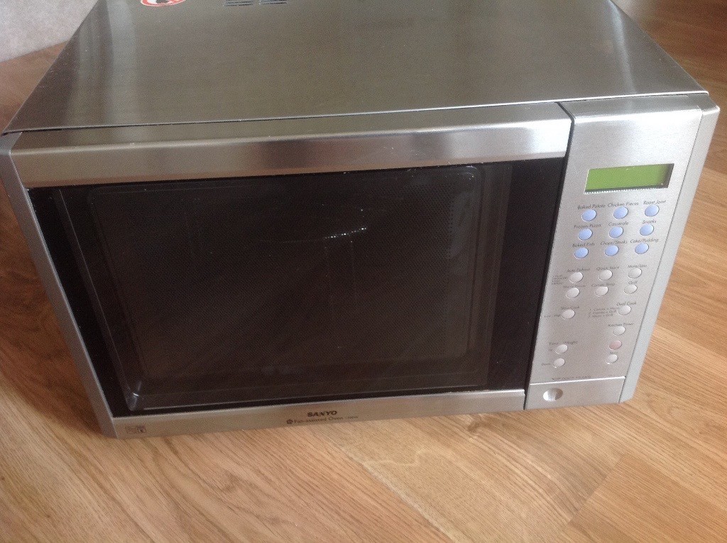 Sanyo 900 watt combination microwave, oven and grill in Hamilton