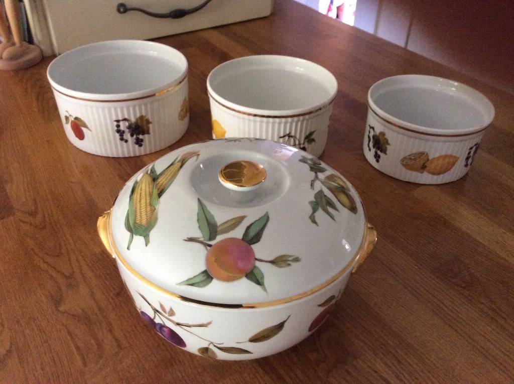 Royal Worcester Evesham design oven to tableware 4 pieces. All