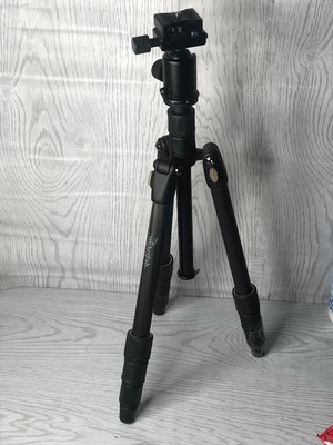 Rocketfish Carbon Fiber 47 Inch Tripod with RF TRP47C Ball Head Damaged As Is