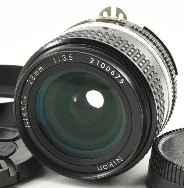 フード付き美品　Nikon Ai-s AIS Nikkor 28mm f/3.5 Nikon Ai-s AIS Nikkor 28mm f/3.5 MF Lens with Hood From