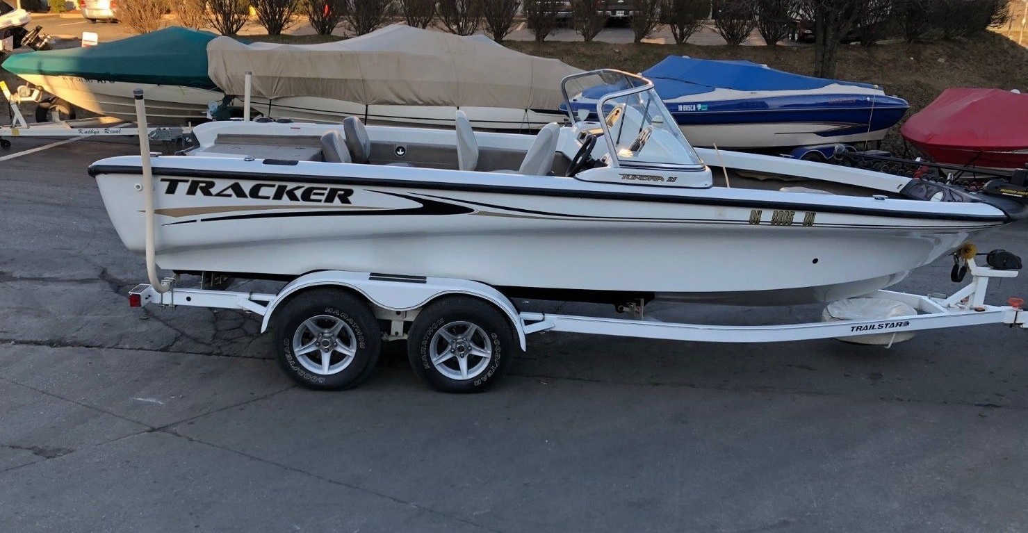 2004 TRACKER TUNDRA 21 FT WITH CUSTOM TANDEM AXLE TRAILER *****NO RESERVE*****