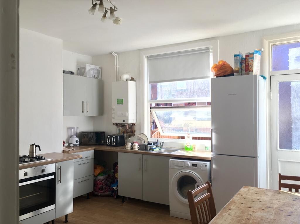 Room to rent in shared house in Alwoodley, West Yorkshire Gumtree