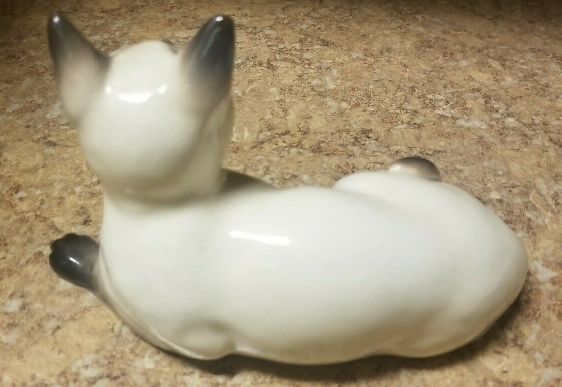 Siamese Cat 1559 - Beswick - England - Siamese cat lying down - no 1559