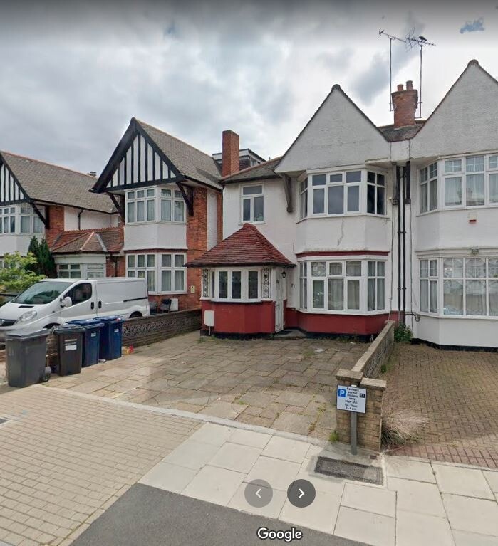 DSS Spacious Studio Flat in Golders Green NW11 in Golders