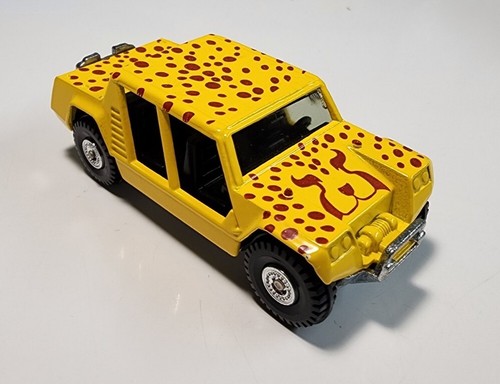『 Yellow Leopard fam 』by Zuberi 60*60cm Yellow Leopard fam 』by Zuberi 60*60cm Reserved for Becky