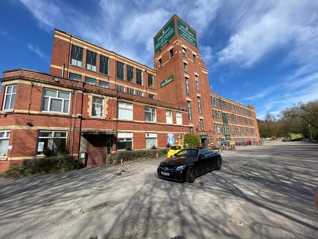 Medium Sized Industrial Commercial Warehouse Storage Units 1,000Sqft. 3mins M60 Jct26/27 in