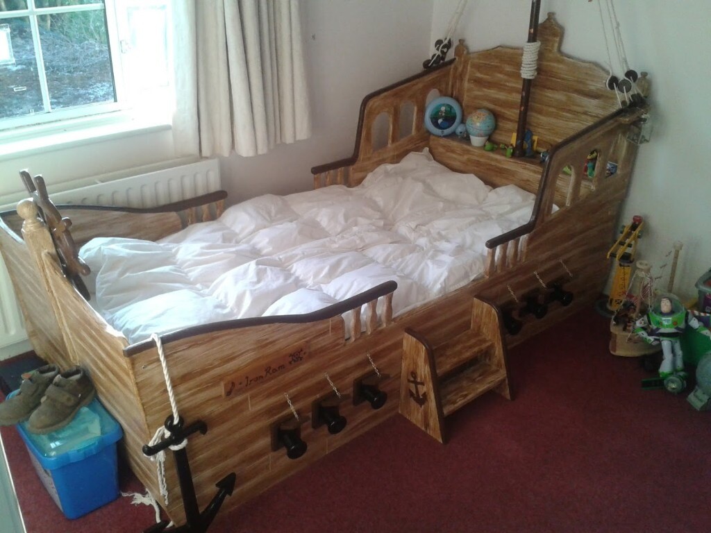 Incredible pirate ship bed with all the features & detailing takes