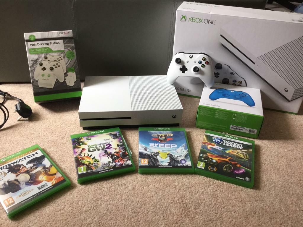 XBox 1S. 500Gb. With 4 games and 2 controllers in Surbiton, London