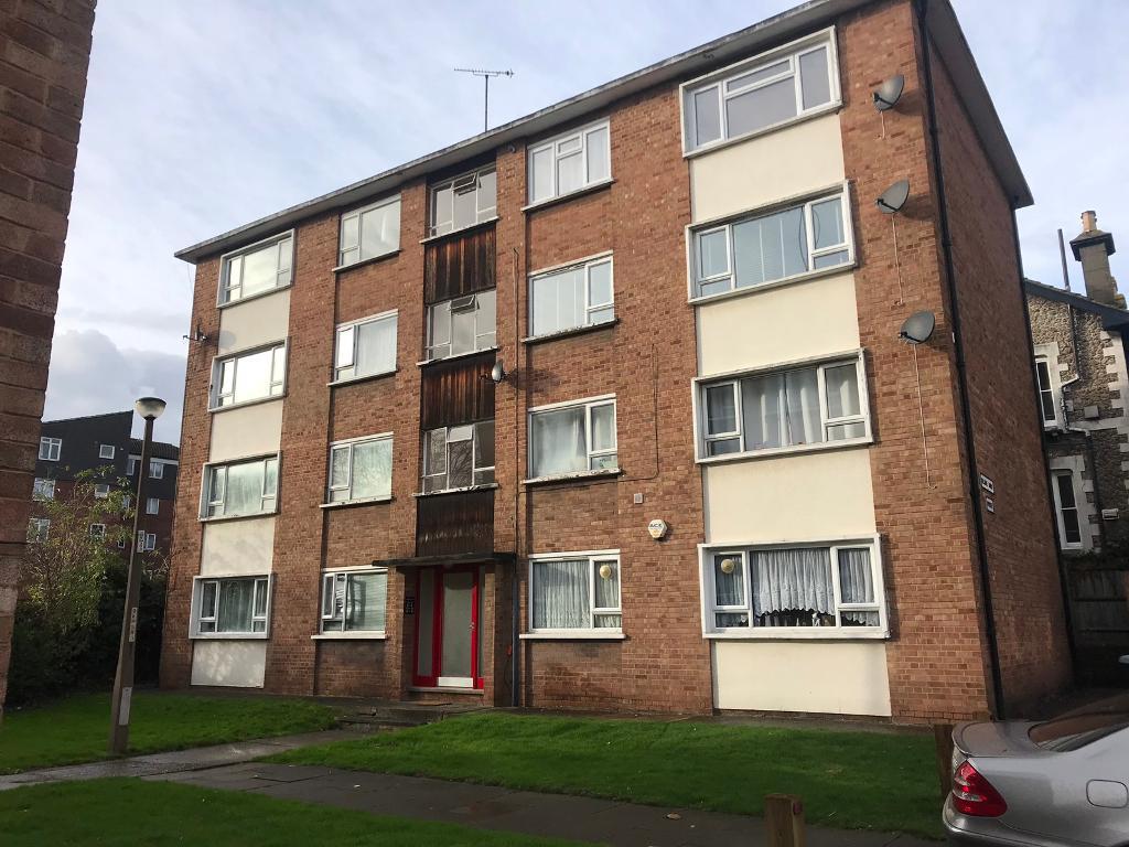 Strood Rochester Two double bedrooms ground floor flat with communal