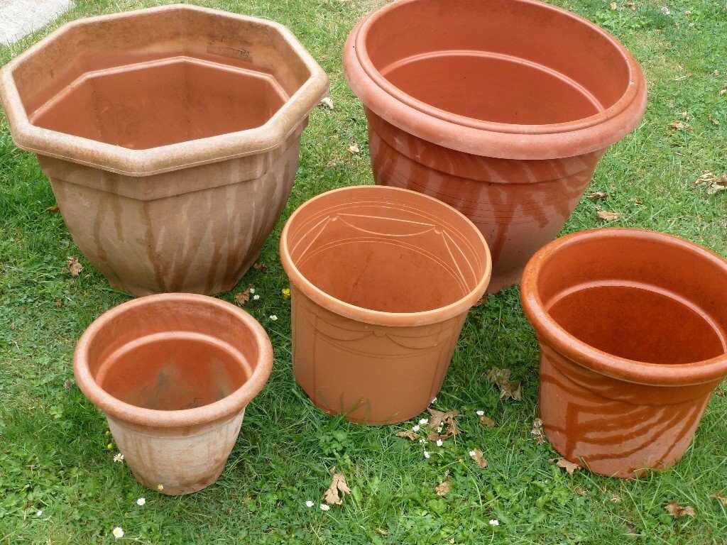Five plant pots /containers. Heavy duty plastic. Assorted sizes up to