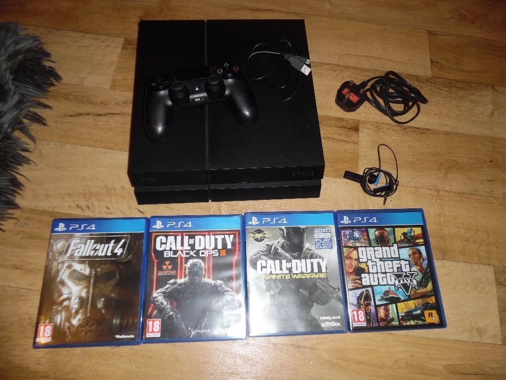 Barely used Sony PlayStation 4 PS4 console 4 GAME BUNDLE includes Black