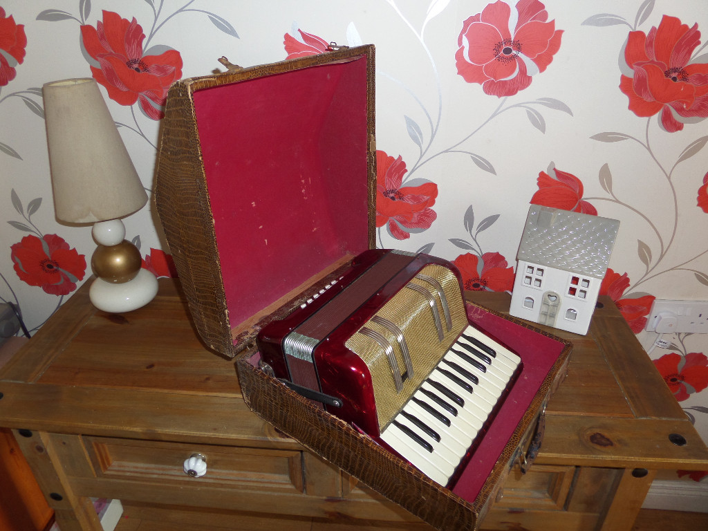 Circa 1950s Piano accordion, in superb condition with carry case, bit