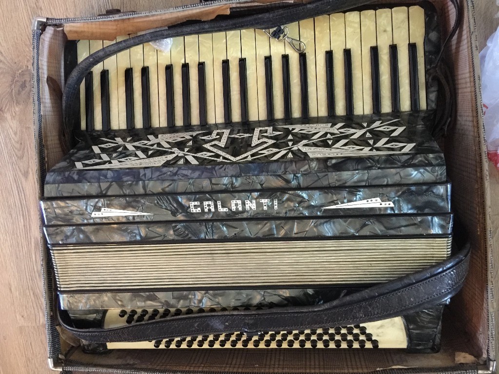 EXPENSIVE VINTAGE ACCORDION GALANTI FIRST MODEL ONLY 90!!!! just need
