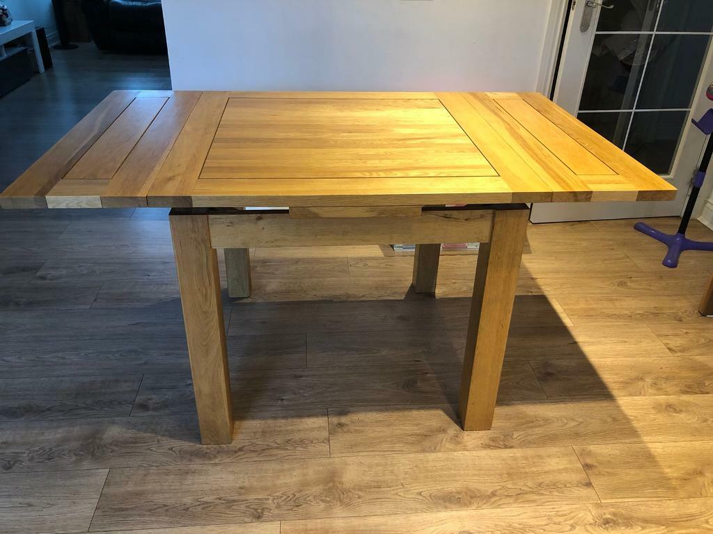 Pre loved solid oak extendable dining table. in Broxburn, West