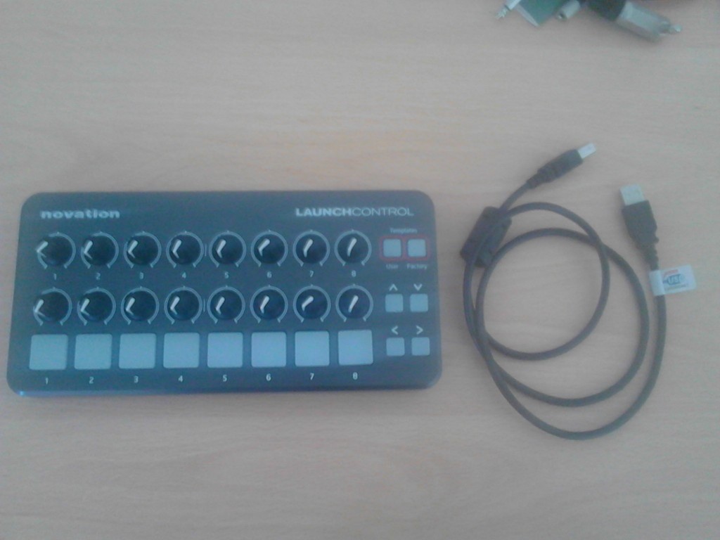 Novation LAUNCH CONTROL - Midi Controller - 16 knobs - Ideal for ...