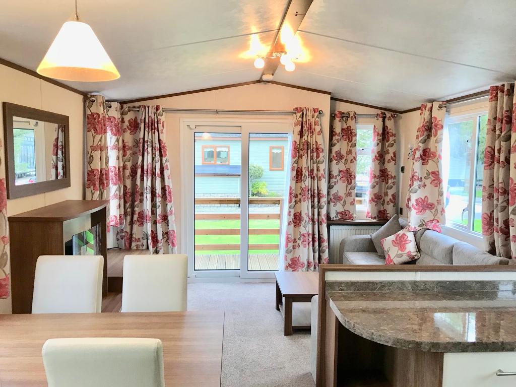 2 BEDROOM SITED STATIC CARAVAN FOR SALE IN THE LAKE DISTRICT NEAR KENDAL, WINDERMERE, CUMBRIA