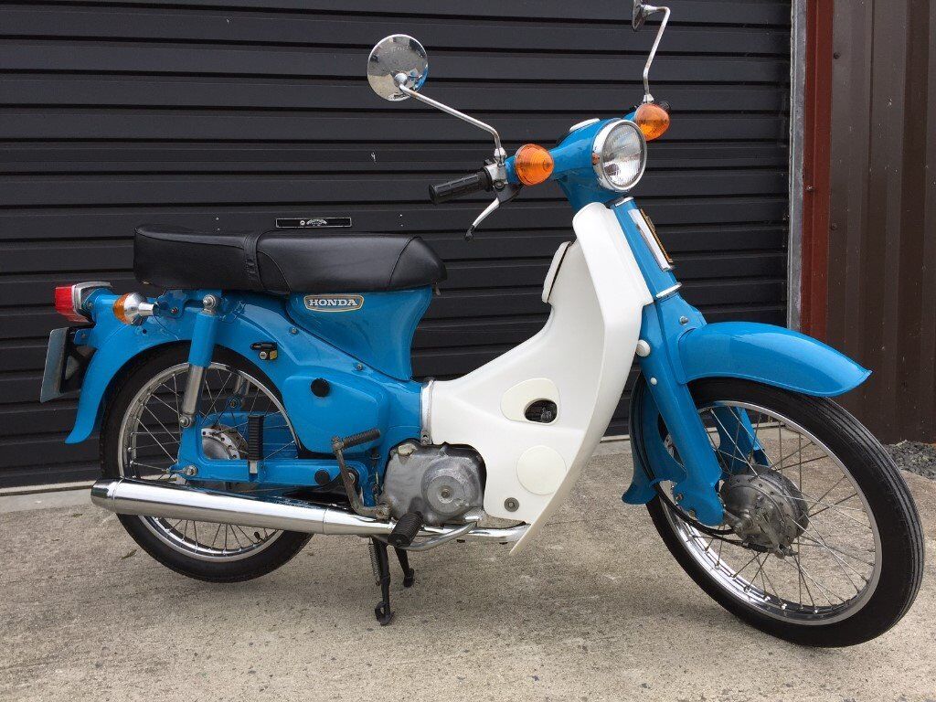 Honda 70. Мокик Хонда 70х. Мопед Хонда 70х годов. Хонда супер каб серебристого цвета.