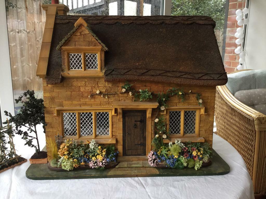 Beautiful thatched cottage dolls house with furniture. Collectible in