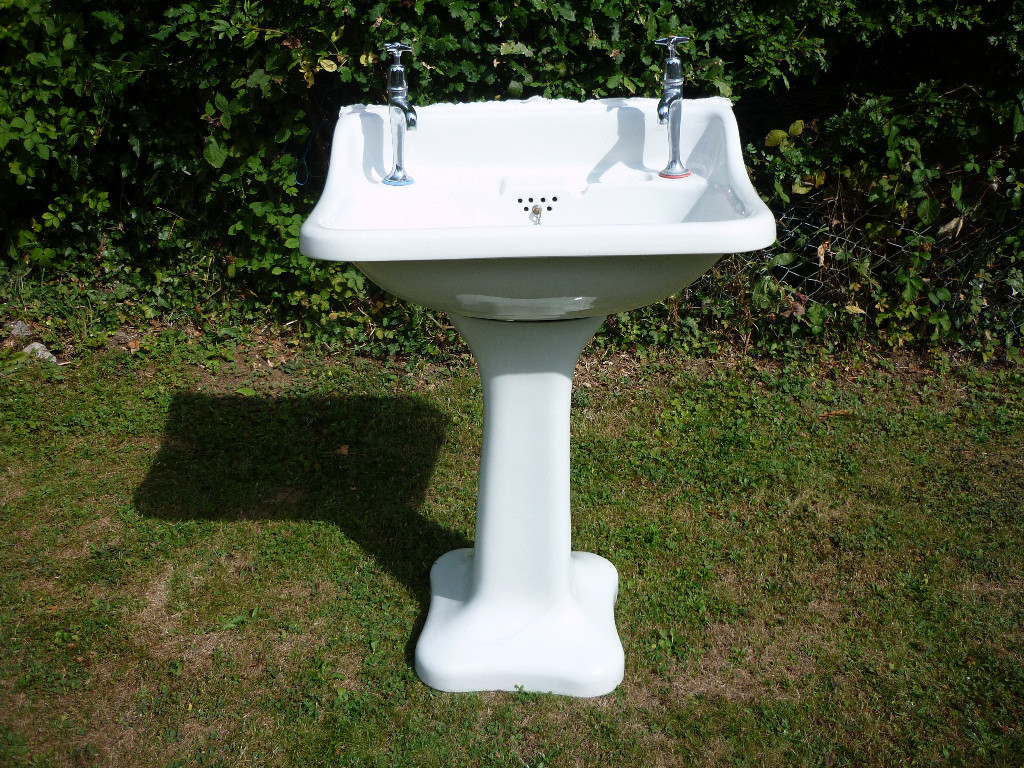 Vintage , Retro, Art Deco, 1920s Sink/basin and pedestal in Bromley