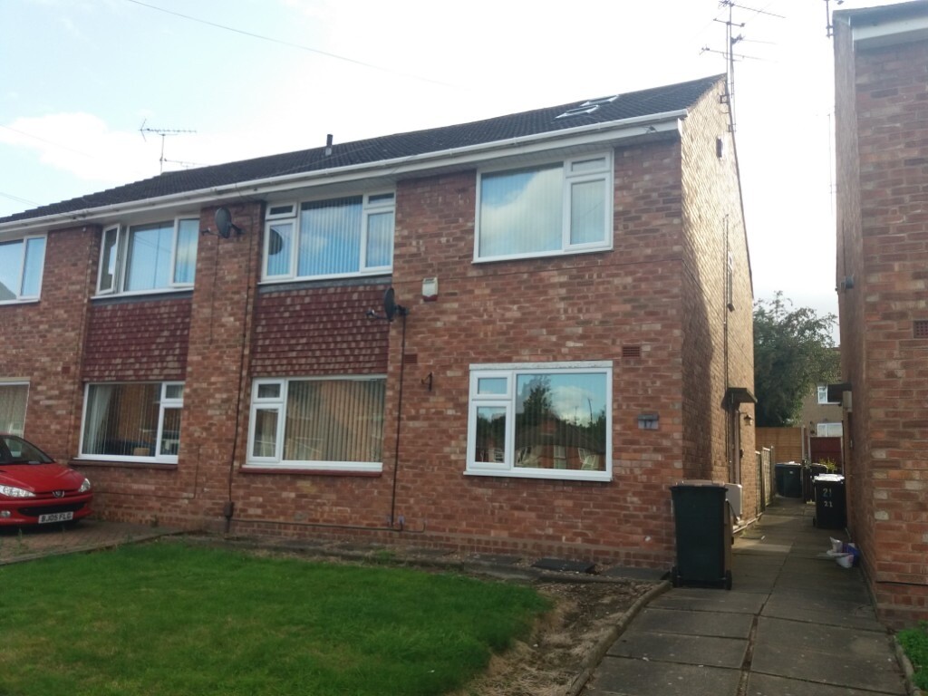 2 Bedroom 1st floor with garage and garden for rent in