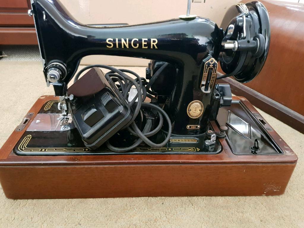 Vintage Singer 99k sewing machine in original box and in excellent