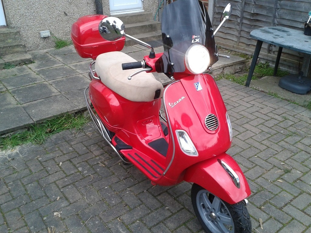 Piaggio vespa LX 125 2011 year, red metalik | in Ealing, London | Gumtree