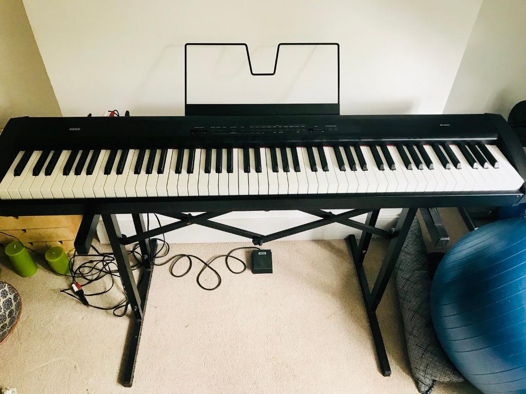  Korg  SP 200  Digital Piano Stand Pedal and bag in 