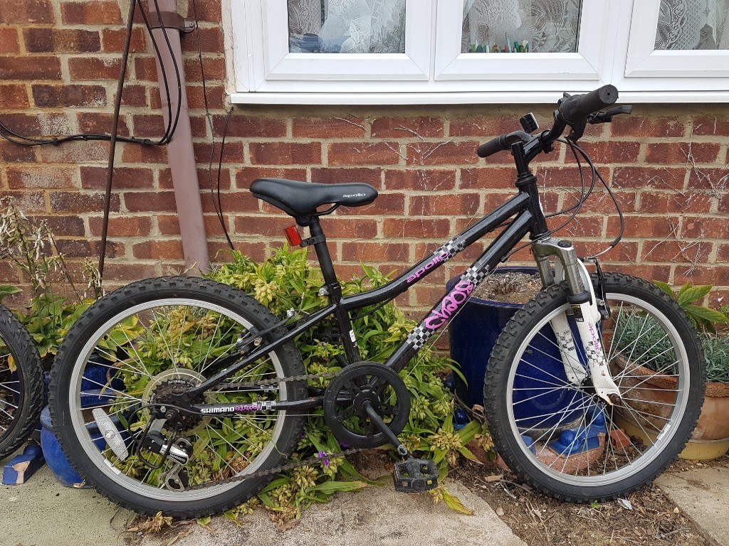 Apollo Chaos 20 inch wheel kids front suspension mountain bike (black