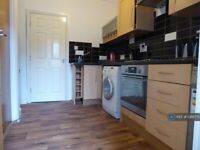 2 bedroom flat in Manchester Road, Huddersfield, HD4 (2 bed) (#1386775)