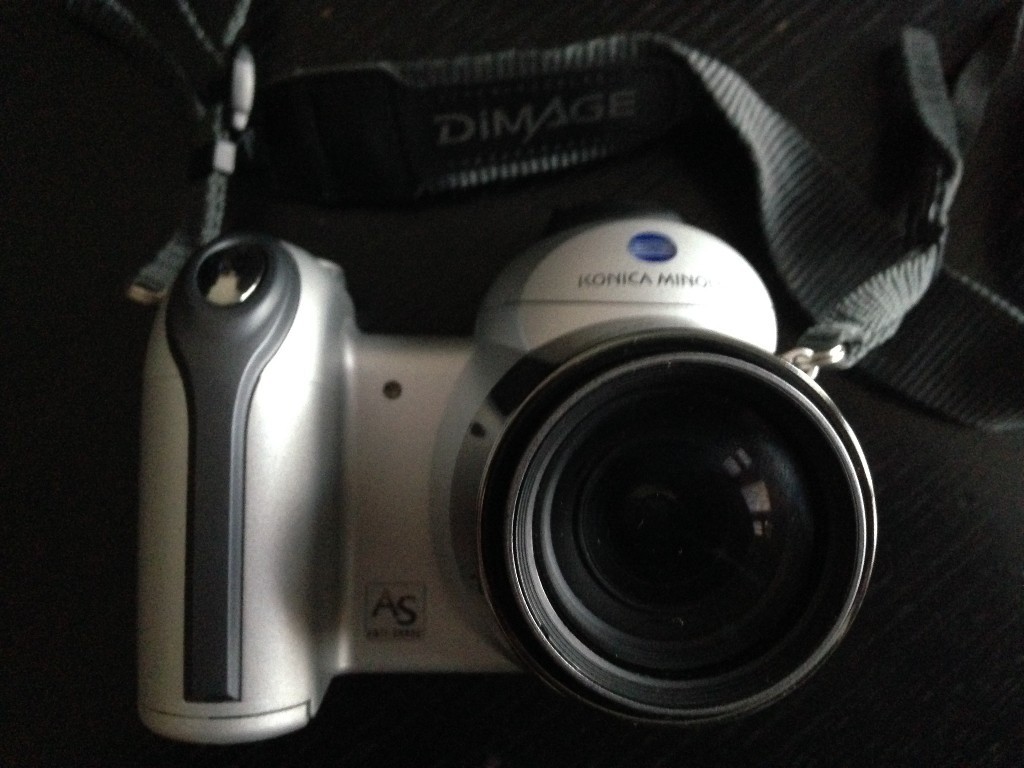 Konica Minolta dimage z3 . 4.0 mega pixels with Jessop case & strap nice  little camera