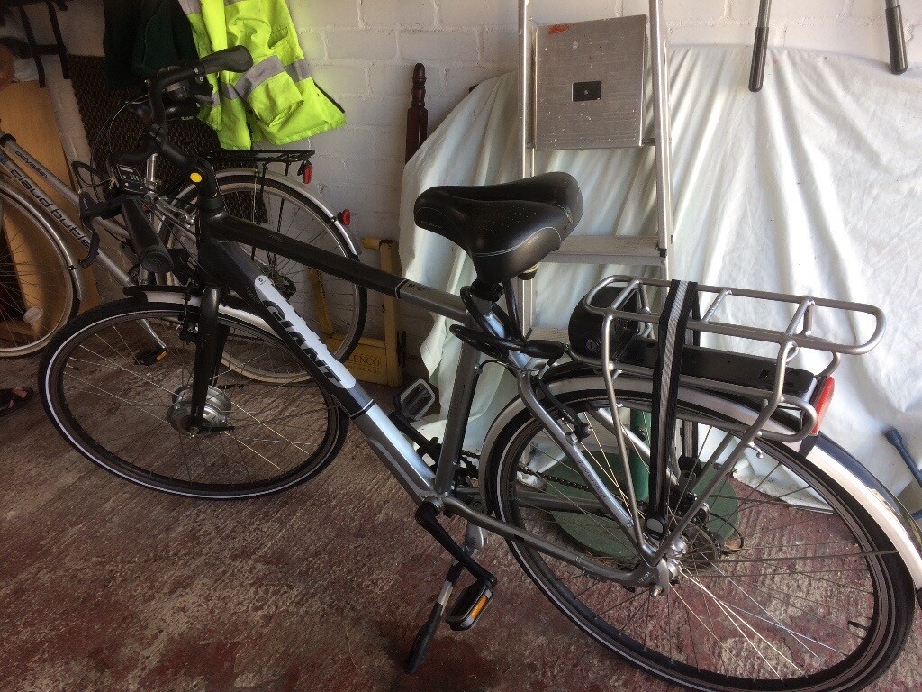 Men's Giant Electric bike for sale . Excellent condition. Hardly used