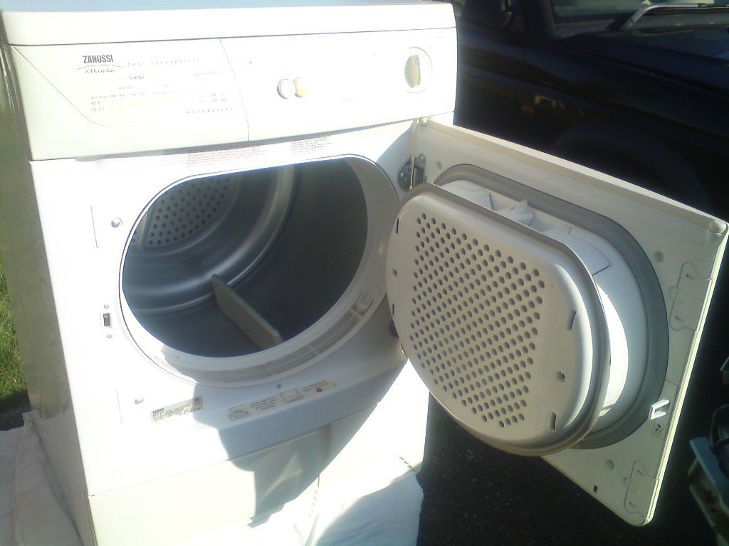 ZANUSSI CONDENSER TUMBLE DRYER,CLEAN AND QUIET,LARGE DRUM SIZE,indesit,bosch,aeg in Hayling