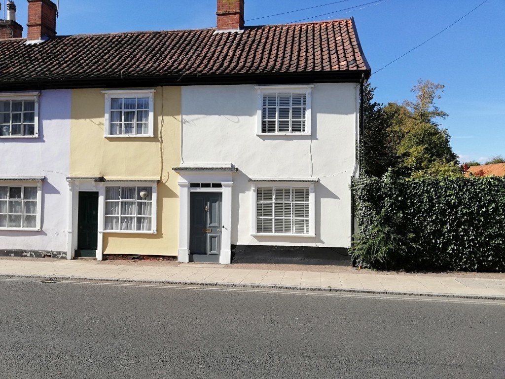 Charming two/three bedroom period property in Mount Street the centre