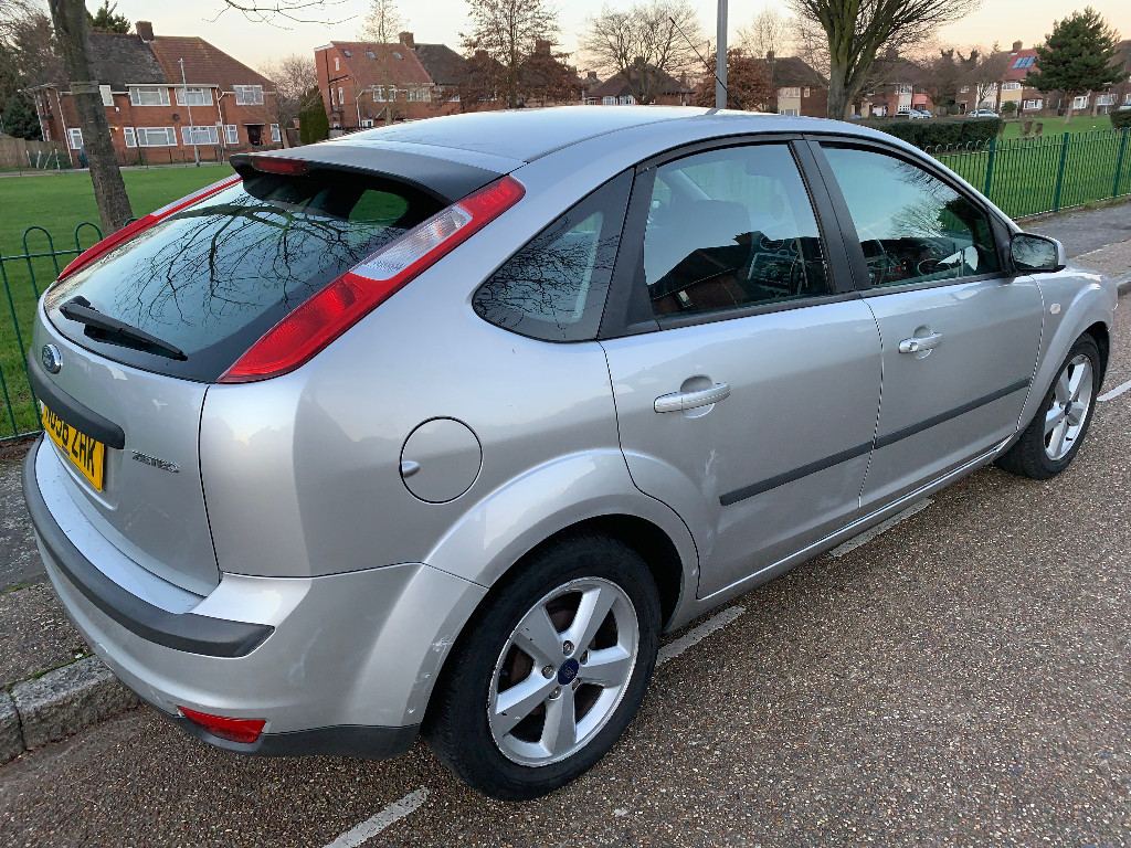 ford focus 2007 petrol 1.6 silver 5 doors long ONE YEAR MOT not astra