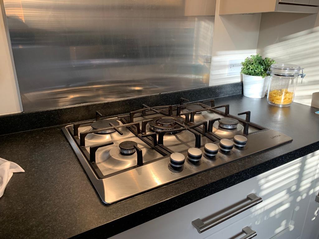 5 Ring Gas Hob, Lamona, Good Condition, Manual Dials, Electrical
