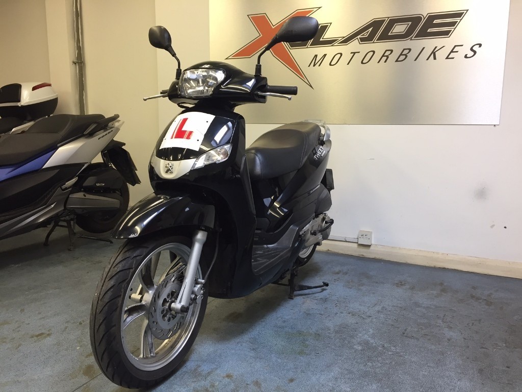 Peugeot Tweet 125cc Automatic Scooter, Black, 1 Owner, Tucano Leg Cover