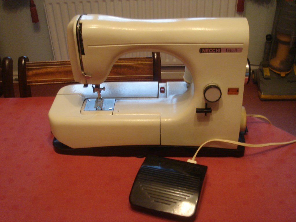Sewing Machine - electric - Necchi Lydia 3 model 544 with carrying case
