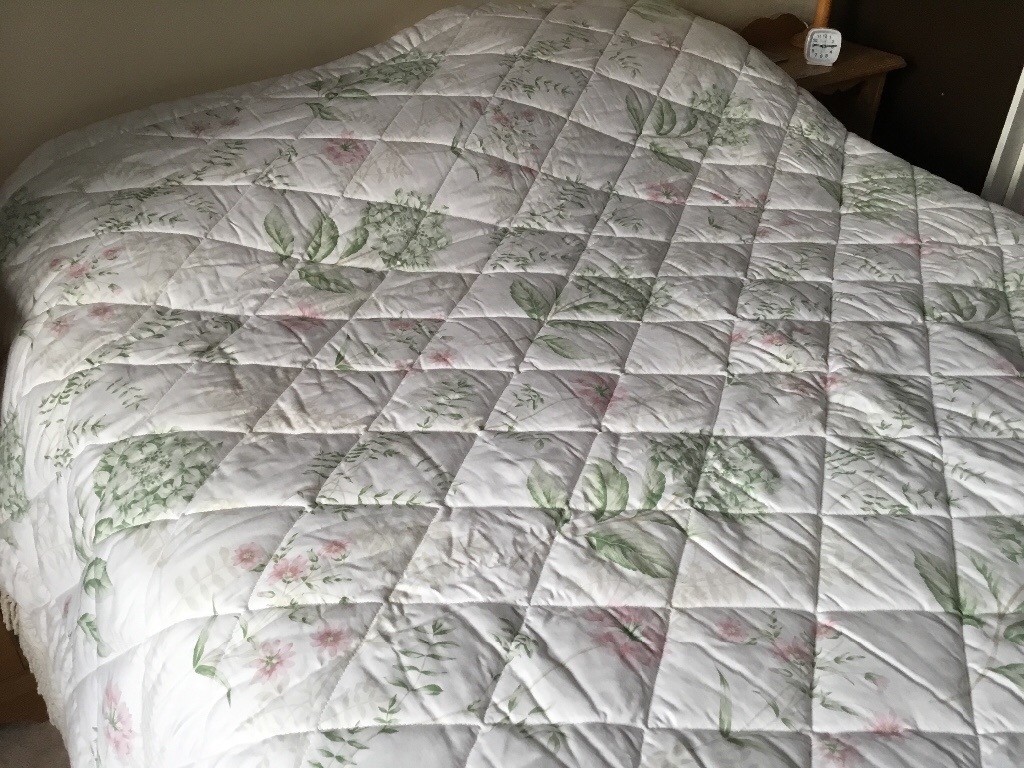 Dorma reversible double bed quilt with 2 cushion covers in Malmesbury