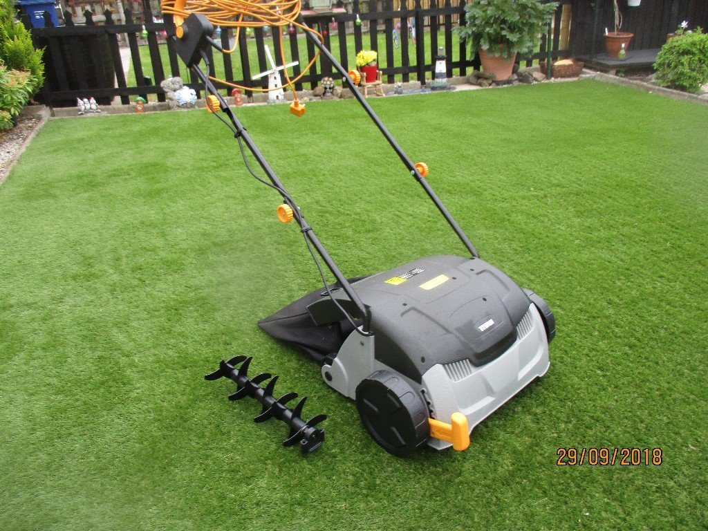 Titan grass scarifier/rake 1300 watt TTB428GDO in Paisley