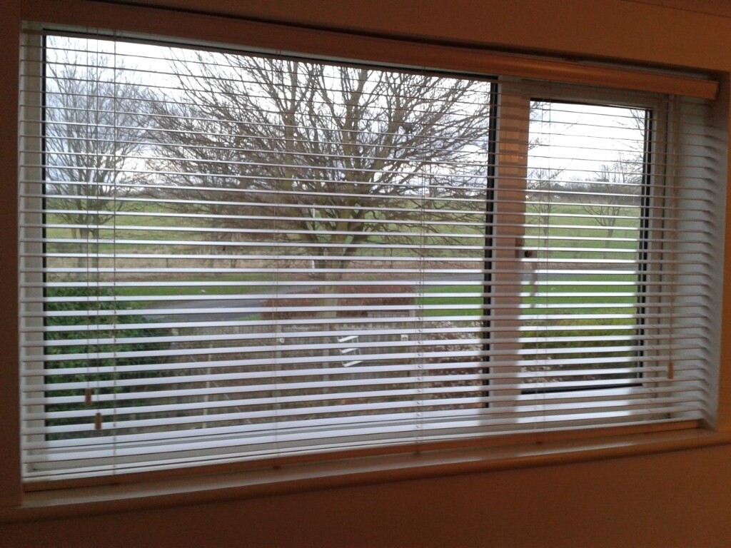 Wooden blind in great condition, approx 178cm wide, 4 sets