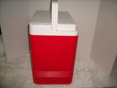 Igloo Red Legend  24 Can Capacity Cooler Red & White *Great Shape*