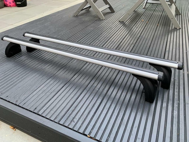 Halfords exodus roof box and bars