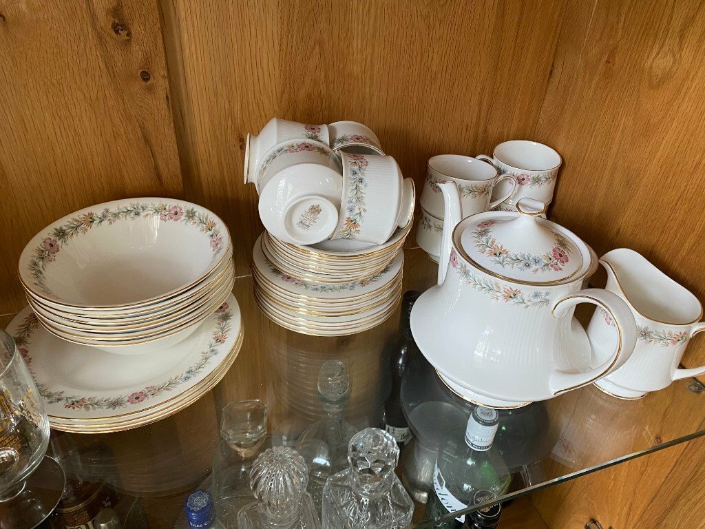 Vintage 37 piece Paragon Belinda fine bone china tea set in Lymington