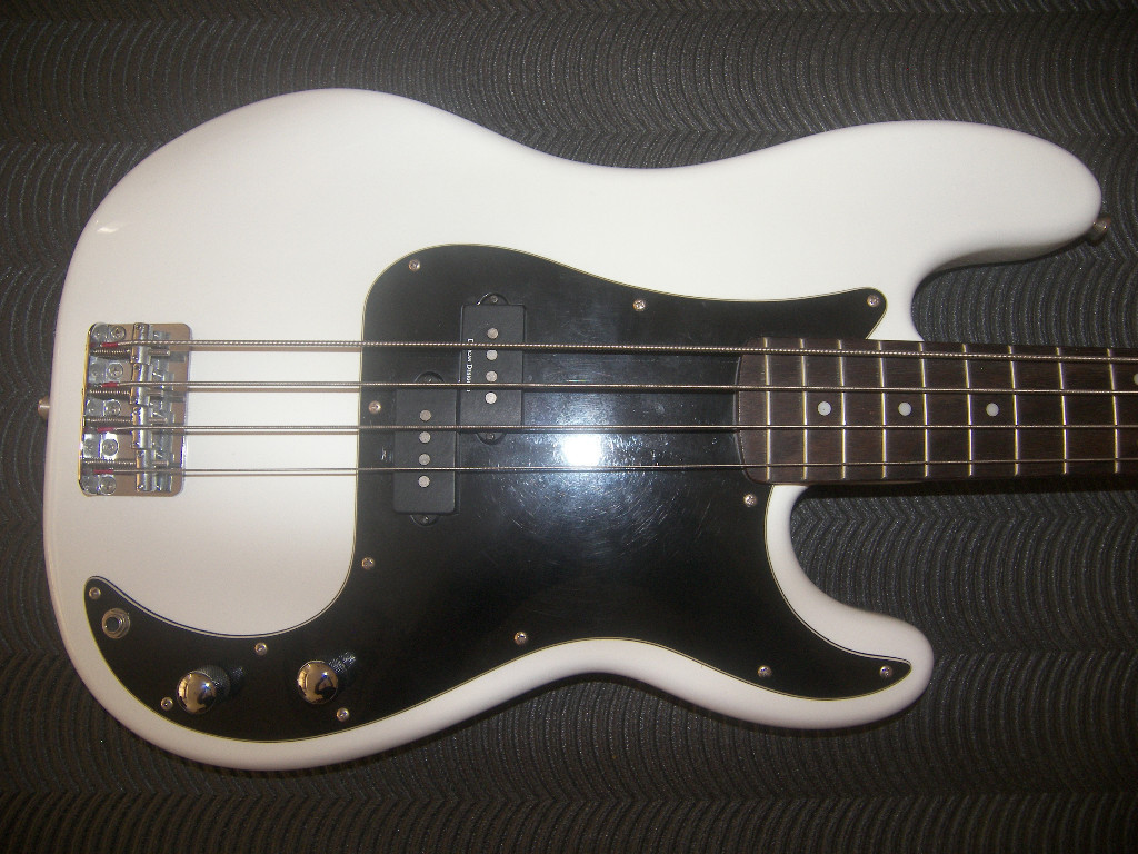 Fender Squier Modified Precision Bass with Seymour Duncan Designed