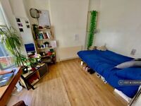 3 bedroom flat in Acton, London, W3 (3 bed) (#1392659)